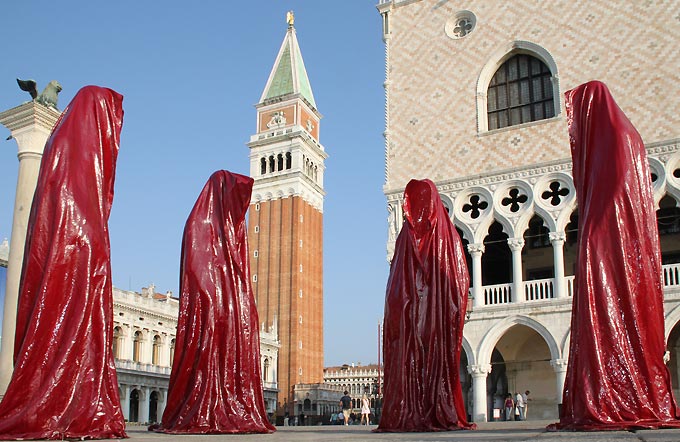 File:Contemporary-public-art-biennale-show-project-venice- illuminations sculpture manfred kielnhofer.jpg